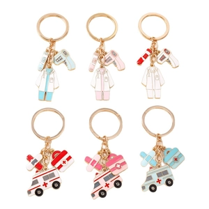 Lot de porte-clés médicaux avec uniforme d'infirmière et breloque d'ambulance