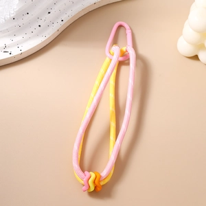 Détail du porte-clés tressé rose et jaune avec mousqueton mat et breloques vagues