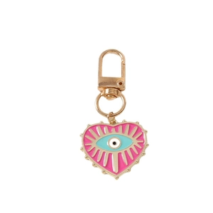 Portachiavi a cuore Malocchio dorato con smalto rosa e chiusura a moschettone su bianco