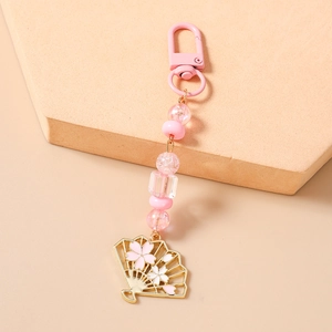 Détail du pendentif éventail fleur de cerisier rose avec charms de porte-clés perlés