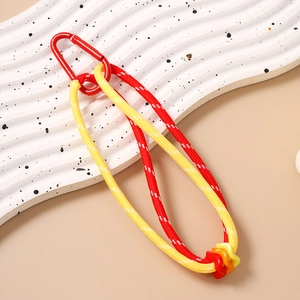 Détail du porte-clés en corde tressée rouge et jaune avec mousqueton et décorations