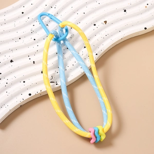 Détail du cordon tressé jaune et bleu pour porte-clés avec boucle rose à vagues
