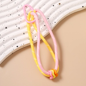 Détail macro d'un porte-clés en corde tressée colorée avec mousqueton et anneaux ondulés