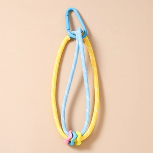 Détail d'un porte-clés tressé coloré avec mousqueton bleu et perles en résine décoratives