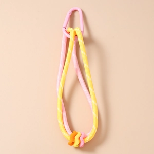 Détail du cordon de porte-clés tressé rose et jaune avec mousqueton et anneaux