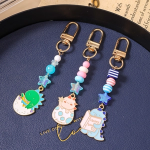 Trois adorables porte-clés dinosaures avec perles colorées et clips dorés brillants