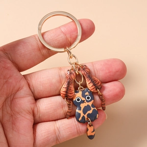 Détails d'un porte-clés chat avec anneau doré et pendentifs colorés en acrylique