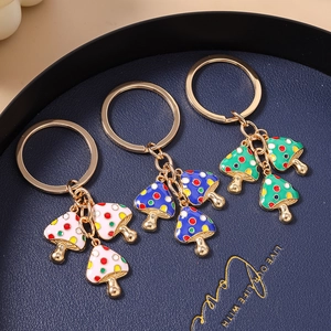 Dreiteiliges Schlüsselanhänger-Set mit bunten Pilzen und goldener Beschichtung