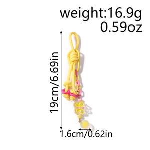 Vue détaillée du porte-clés cordon jaune avec chaîne rose et pendentif papillon
