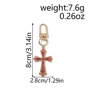 Vue détaillée du porte-clés croix en strass rose avec dimensions de 8cm haut et 2,8cm large