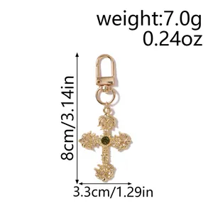 Spécifications de taille pour le porte-clés croix dorée avec pierre verte sertie