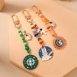 Porte-clés astronaute créatif avec perles colorées et pendentifs fusée pour sacs