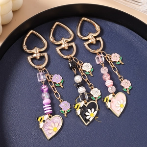 Portachiavi cuore floreale con rose smaltate e ciondoli ape in viola nero e rosa