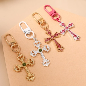 Porte-clés croix mode avec strass étincelants en quatre finitions métalliques et couleurs