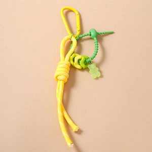 Détail de la corde tressée jaune et du pendentif ourson en gomme vert translucide
