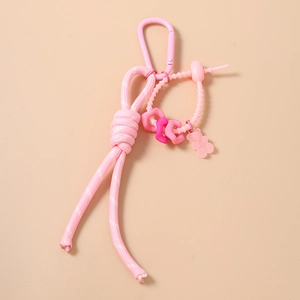 Détail du pendentif ours rose avec corde en nylon tressée et anneau étoile sur fermoir