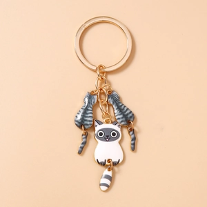 Détail des porte-clés chat de dessin animé avec anneau doré et pendentifs en émail