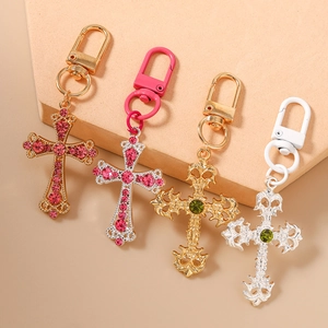 Porte-clés croix tendance avec strass et cristaux en quatre styles avec fermoirs mousquetons