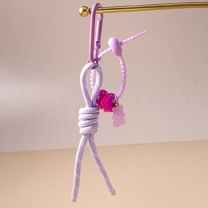 Détail du cordon en nylon tressé violet avec pendentif ours et breloque étoile