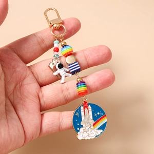 Détail du porte-clés astronaute avec perles colorées et breloque émaillée voyage spatial