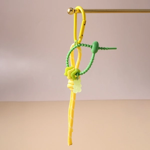 Détail d'un bijou de sac en nylon tissé avec pendentif ours et mousqueton jaune de qualité