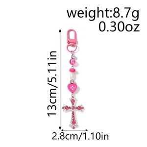 Dimensions détaillées du porte-clés à perles roses avec pendentif croix strass