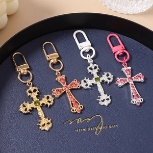 Vue détaillée de quatre porte-clés croix baroques sertis de strass multicolores