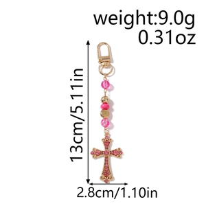 Vue détaillée d'un porte-clés perlé rose avec breloque croix en cristal et dimensions