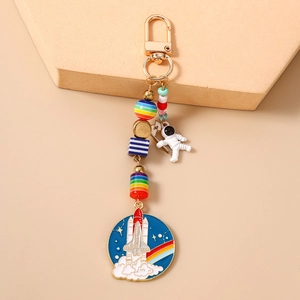 Détail du porte-clés astronaute avec pendentif émaillé Space Travel et perles colorées