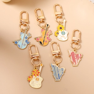 Lot de porte-clés instruments de musique avec violons, guitares et harpes en émail coloré