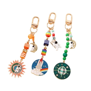 Trois ensembles de porte-clés astronaute avec perles colorées et breloques espace