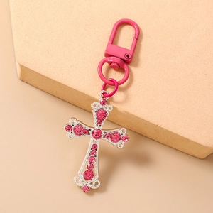 Détail du porte-clés croix en strass rose avec clip en forme de D pour les sacs