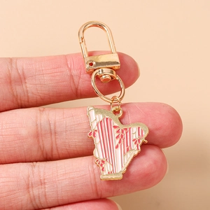 Détail d'un porte-clés harpe en émail rose et blanc avec dorure et motifs fleurs