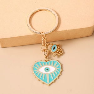 Détail du porte-clés cœur œil bleu et main de Fatma avec placage en or et émail poli