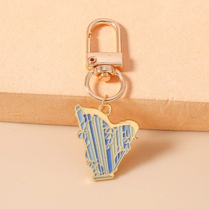 Vue macro d'un porte-clés harpe en émail bleu clair et blanc avec bordure dorée