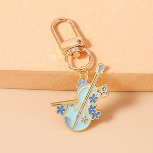 Porte-clés violoncelle doré avec émail bleu clair décoré de fleurs et d'un papillon