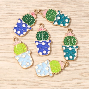 Pendentifs cactus en émail coloré avec fleurs roses sur fond en bois rustique