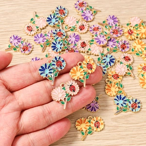 Dettaglio di ciondoli a margherita e coccinella per gioielli fai-da-te in vari colori