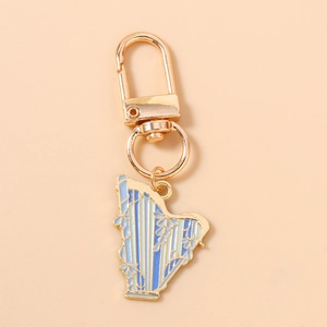 Détail d'un porte-clés harpe dorée avec incrustation en émail bleu clair et blanc