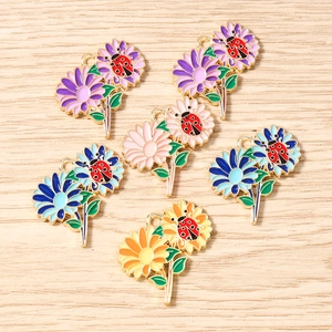 Ciondolo Margherita Smaltata Coccinella Ciondolo Floreale in Lega per Creazione di Gioielli Fai-da-te Collana Bracciale Orecchini Accessori Artigianali