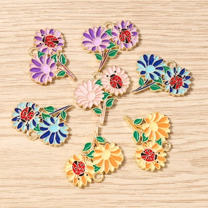 Pendenti a fiori in smalto colorato con coccinelle per accessori per gioielli fai da te