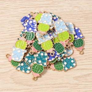 Gros plan de pendentifs cactus en émail coloré avec placage d'or pour bijoux DIY