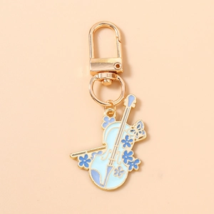 Vue détaillée du porte-clés violon en émail bleu avec motifs floraux et papillon doré
