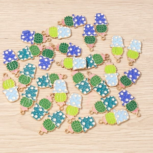 Détail de pendentifs cactus en émail coloré avec boucles en métal pour bijoux DIY