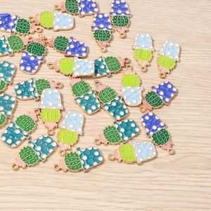 Détail de pendentifs cactus en émail coloré avec boucles dorées pour bijoux DIY