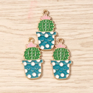 Vue détaillée de trois breloques cactus en alliage avec fleurs roses et pots à pois