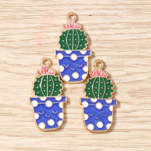 Vue détaillée de trois breloques cactus en alliage avec pots à visage souriant pour bijoux
