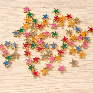 Dettaglio di ciondoli a forma di stella marina in smalto colorato per gioielli fai da te