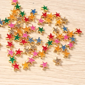 Dettaglio macro di ciondoli a forma di stella marina colorata per creazione di gioielli