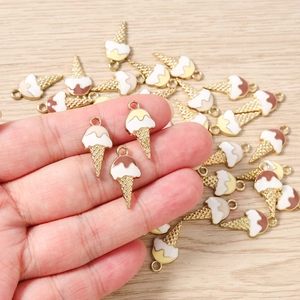 Gros plan de breloques en émail coloré en forme de cornet de glace pour bijoux DIY